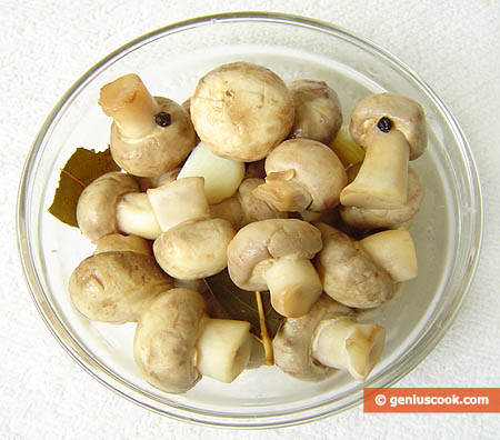 Funghi champignon marinati