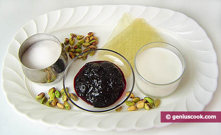 Ingredienti per la gelatina di latte e mirtilli con pistacchi