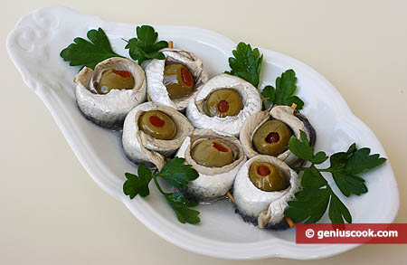 Antipasto di alici marinate con olive farcite