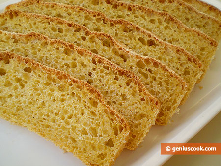 Pane di farina di mais, fatto in casa, affettato