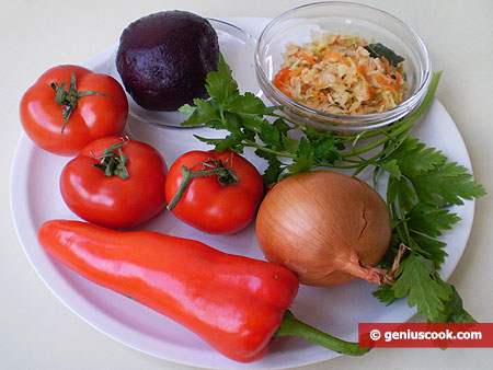 Ingredienti per l'insalata di barbabietole, cavoli, peperoni, pomodori 