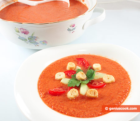 Gazpacho, salsa o zuppa di ortaggi crudi