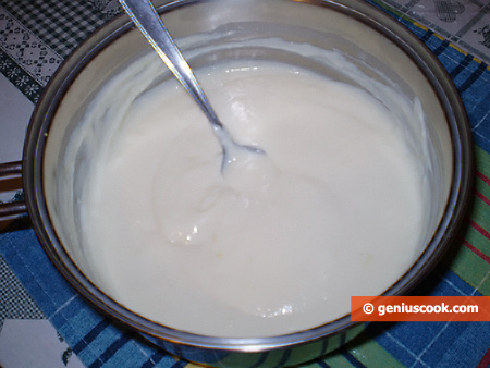Crema di latte nel cestello della gelatiera 