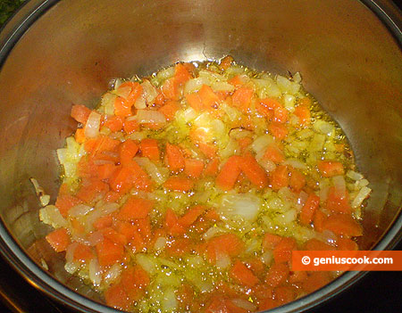  soffriggere la cipolla e la carota