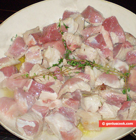 carne in padella con rosmarino e origano freschi